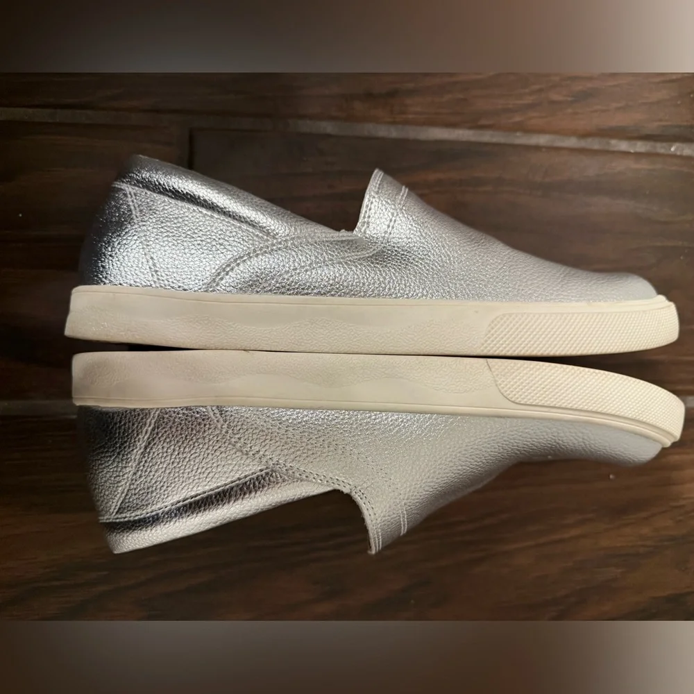 Blondo Giavana Silver Waterproof Shoes - Picture 4 of 11
